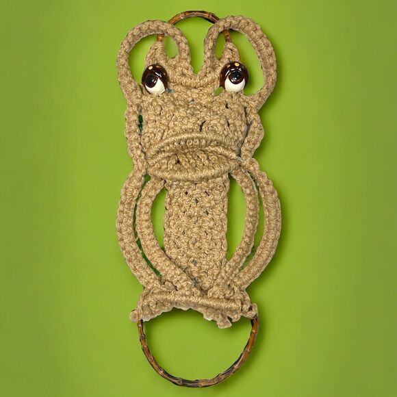 Vintage 70s Macramé Frog Towel Holder Wall Hanging Boho Jute Ceramic Eyes 26x12 - Picture 1 of 11